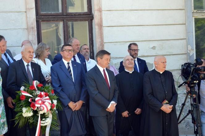 Przed kamienicą przy ul. Matejki odsłonięto tablicę upamiętniającą trzech wybitnych przemyślan