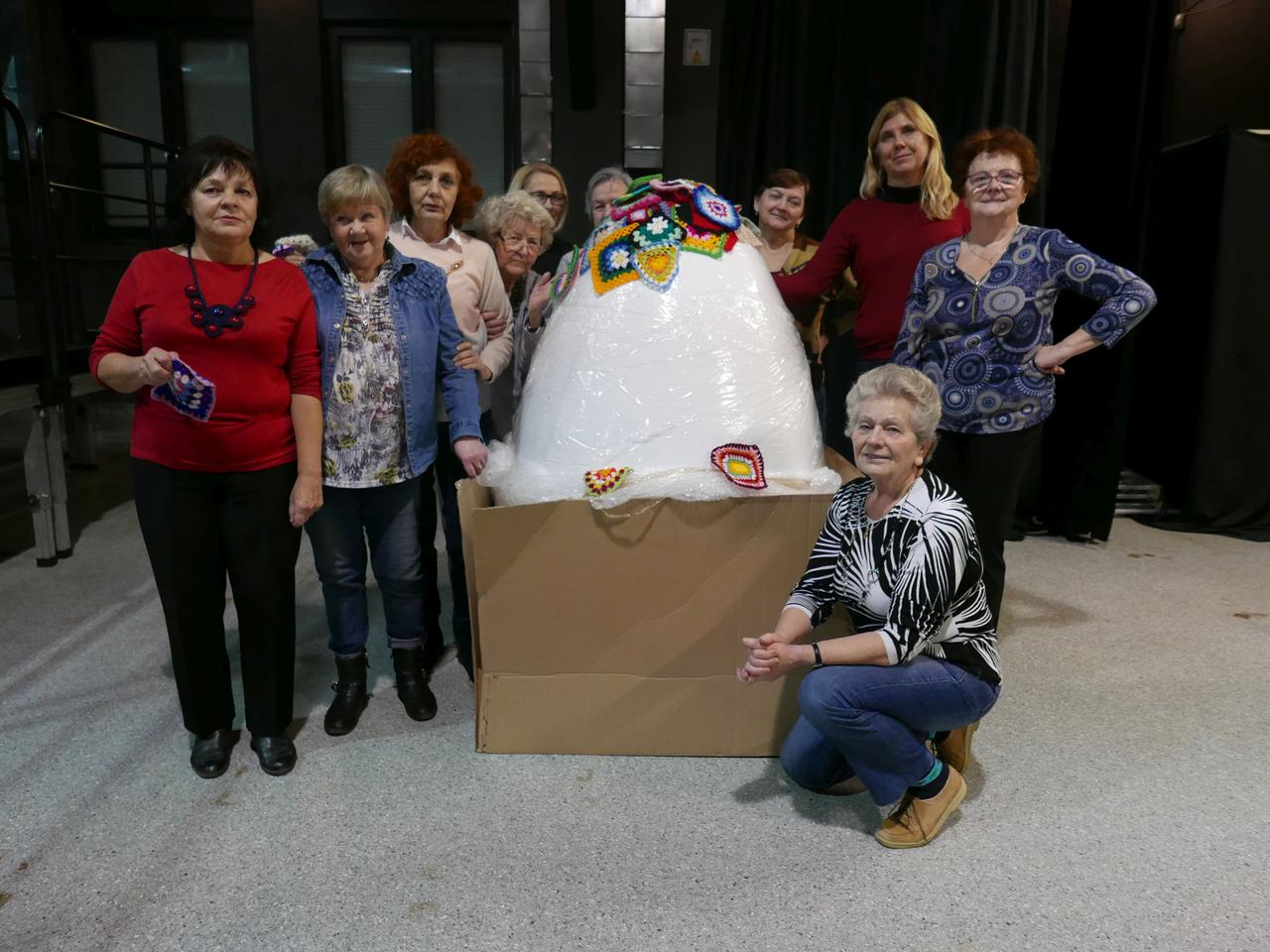 Seniorki dziergają ubranko dla gigantycznego jaja. To będzie największa pisanka w Trójmieście! 