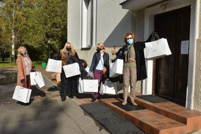 Mieszkańcy Skolimowa dostali kurtki