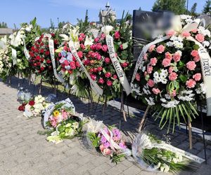 Kolorowe kwiaty i morze łez na pogrzebie Katarzyny z Raby Wyżnej. Zazdrosny mąż zabił ją 10 metrów od domu