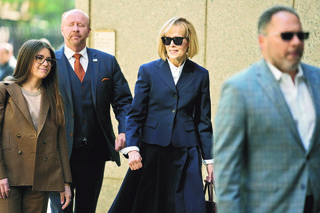 Rzucił ją na ścianę i zgwałcił