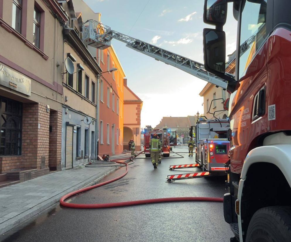Tragiczny pożar kamienicy w Pyskowicach. Na poddaszu znalezino zwęglone ciało