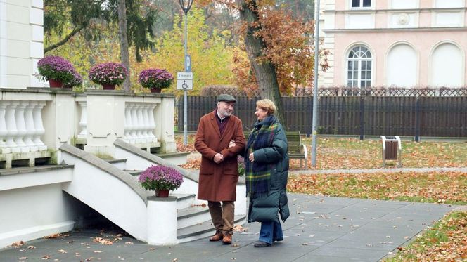 	Barwy szczęścia odc. 3170. Józefina Rawiczowa (Elżbieta Jarosik), Andrzej Zastoja-Modelski (Leon Charewicz)