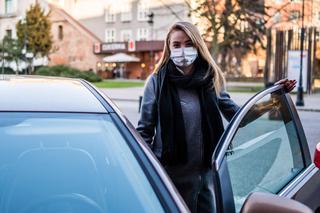 Czy maseczka w samochodzie jest wciąż wymagana? Koronawirus w Polsce