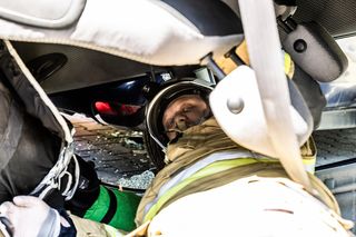 Dwa rozbite samochody i wiele poszkodowanych osób. Tak wyglądała specjalna akcja przed krakowskim szpitalem 