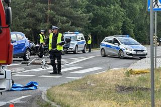 Babcia przechodziła z wnuczką przez ulicę. Kobieta zginęła pod kołami auta