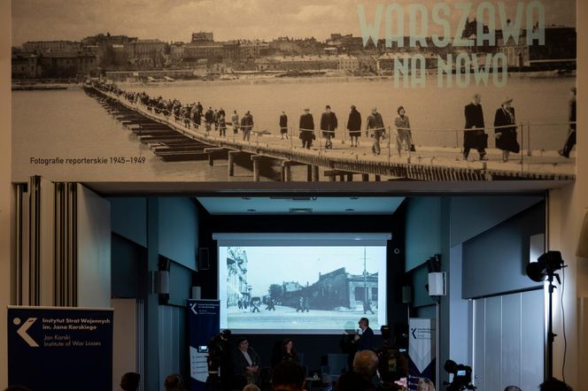 Zbiór fotografii dokumentujących zniszczoną Warszawę