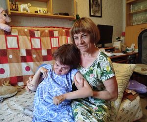 Ma uszkodzony kręgosłup, bo codziennie dźwiga 31-letnią córkę