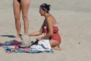 Anna Popek. Pręży piersi na plaży