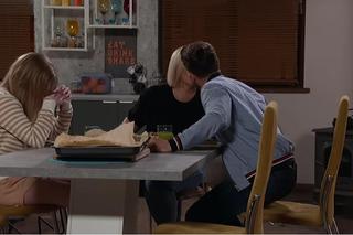 	Pierwsza miłość odc. 3695. Julka (Dąbrówka Kruk), Marysia (Aneta Zając), Kacper (Damian Kulec)