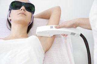 Depilacja laserowa: jak przebiega, ile kosztuje i czy boli? Przeciwwskazania i pielęgnacja po zabiegu