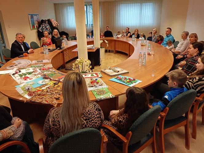 Podsumowanie konkursu na bożonarodzeniową kartkę świąteczną z recyklingu odbyło się w siedzibie Przedsiębiorstwa Energetycznego w Siedlcach