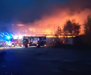 Pożar hali. Trwa akcja gaśnicza, 10 wozów na miejscu