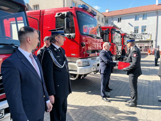 Białystok. Strażacy dostali samochód gaśniczy z 42-metrową drabiną [ZDJĘCIA]