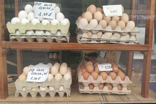 Jajka i sprzedawcy na halach targowych