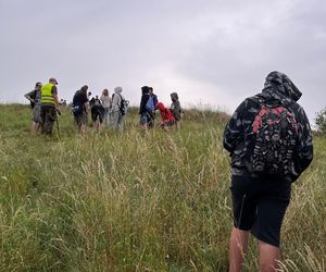 Akcja na polu, gdzie znaleziono Wampirkę z Pnia. Młodzi chodzili z detektorami, niedługo wracają tam archeolodzy
