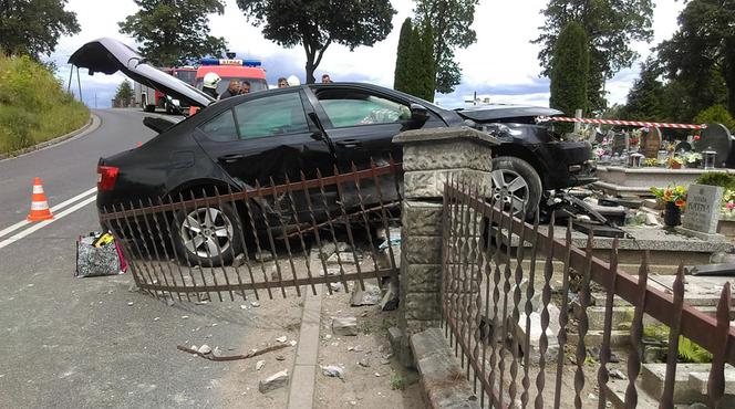 Wypadek w Niewieścinie. Rozpędzona kobieta zakończyła swój rajd na... cmentarzu [ZDJĘCIA]