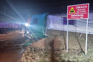 Łódź. Wypadek na przejeździe kolejowym. Tir zderzył się z pociągiem towarowym [ZDJĘCIA].