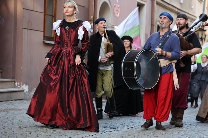 Korowód w ramach Międzynarodowego Festiwalu Renesansu w Lublinie