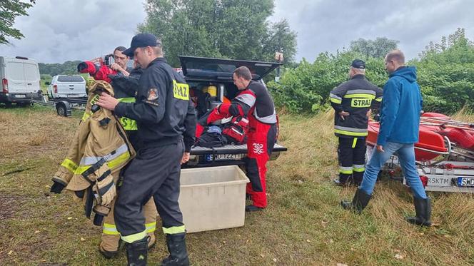 Strażacy rozciągnęli specjalną zaporę. Ma wyłapywać martwe ryby płynące z Czech