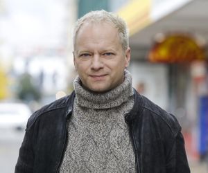 Ogromny ogród, drewno na ścianie i loftowy salon. Tak mieszka Maciej Stuhr