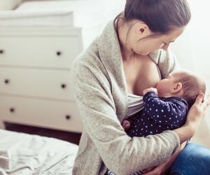 Okłady z lodu i zakaz odciągania pokarmu. Lekarze pokazali nowe wytyczne dotyczące zapalenia piersi