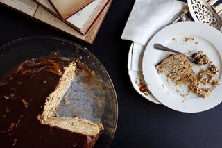 Dakłas: przepis na francuski tort bezowy Dacquoise z bakaliami