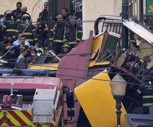 Katastrofa kolejki turystycznej! Wypadła z szyn i gruchnęła w budynek. Co najmniej 15 osób nie żyje!