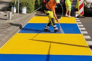 ​„Pocałuj i jedź”. Przy szkołach w Lesznie powstają specjalne strefy dla kierowców