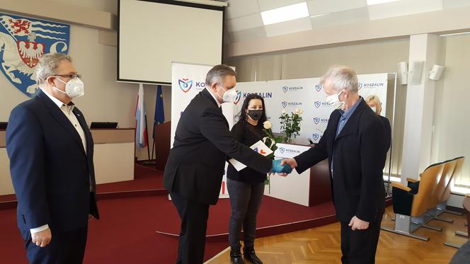 Stypendium z rąk prezydenta Piotra Jedlińskiego odbiera Krzysztof Urbanowicz.