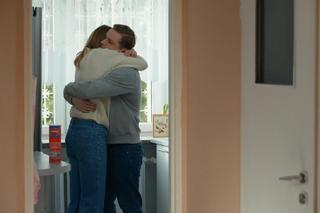 Barwy szczęścia, odcinek 3023. Asia (Anna Gzyra), Hubert (Marek Molak)