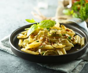 Aromatyczny i lekki makaron z podsmażaną cukinią i tymiankiem - pyszny obiad w 15 minut