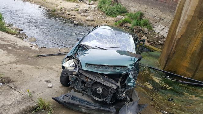 Auto przebiło barierki i wleciało do ujścia Trynki do Wisły w Grudziądzu