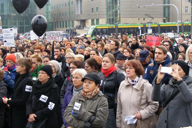 Czarny i biały protest w Poznaniu