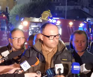 Pożar w Ząbkach. Strażacy przeszukują pogorzelisko