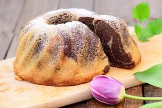 Babka wielkanocna dwukolorowa - przepis na efektowne ciasto na Wielkanoc