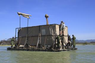 Uratowali żyrafę przed potopem! Współczesna arka Noego w Afryce