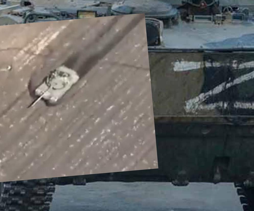 Rosyjski czołg na polu minowym