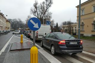 Feralny znak na Dobrej. Kierowcy uderzyli w niego 50 razy w półtora roku