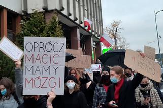 Protesty kobiet w Olsztynie. Tłum przemaszerował przez miasto [WIDEO, ZDJĘCIA]