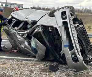 Horror w powiecie wołomińskim. Przerażający wypadek. Honda koziołkowała przez kilkadziesiąt metrów