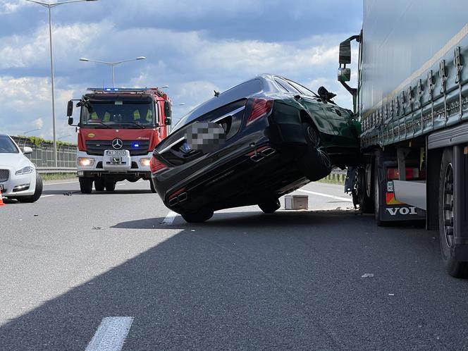 Jaguar stracił koła, mercedes wbił się w ciężarówkę. Spektakularne zderzenie na S8 w Warszawie