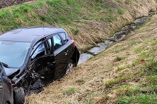 Totalna demolka pod Siedlcami. Osobówki staranowały bariery. Cztery osoby w szpitalu