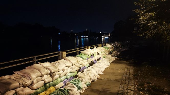 Walka o wrocławskie osiedla nad Odrą i Oławą. Mieszkańcy do późnych godzin nocnych ratowali dobytek