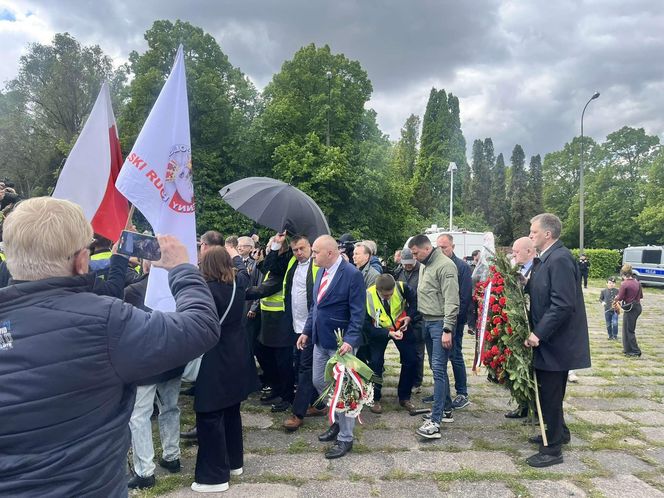 Protest na Cmentarzu Mauzoleum Żołnierzy Radzieckich w Warszawie (9.05.2025)