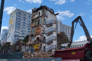 Kamienica znana z filmu Barei znika z panoramy Warszawy. Trwa rozbiórka