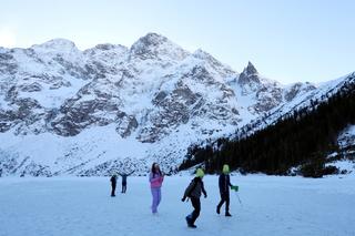 Selekcja naturalna. Internauci bezlitośni dla ludzi, którzy wchodzą na  na Morskie Oko w czasie odwilży