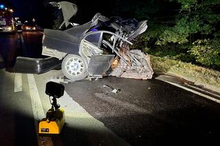 Poważny wypadek w Różankowie pod Toruniem. Samochód rozpadł się na dwie części