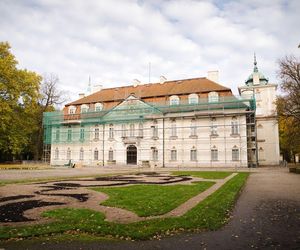 Wersal województwa łódzkiego. W tej barokowej rezydencji kręcono Akademię Pana Kleksa