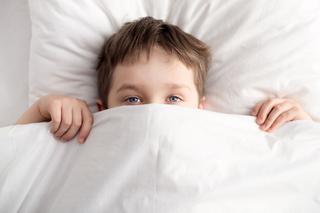 Boję się spać. Jak pomóc dziecku przezwyciężyć strach?